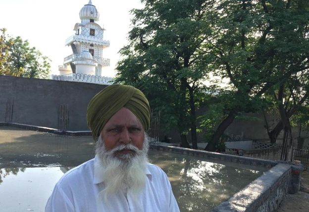 Hindus and Sikhs Help Build a Mosque in India